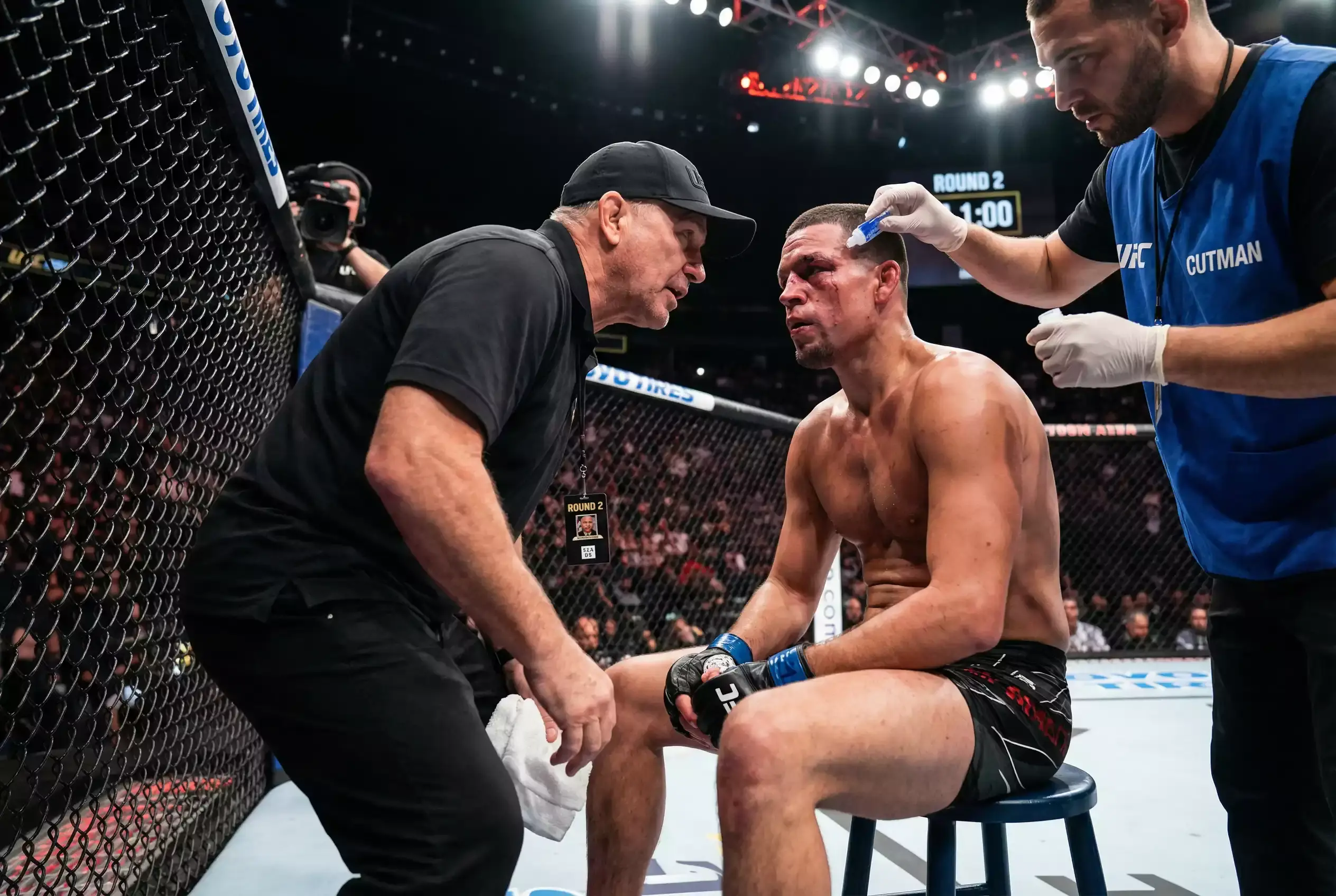 Trainer gibt seinem Kämpfer zwischen den Runden Anweisungen