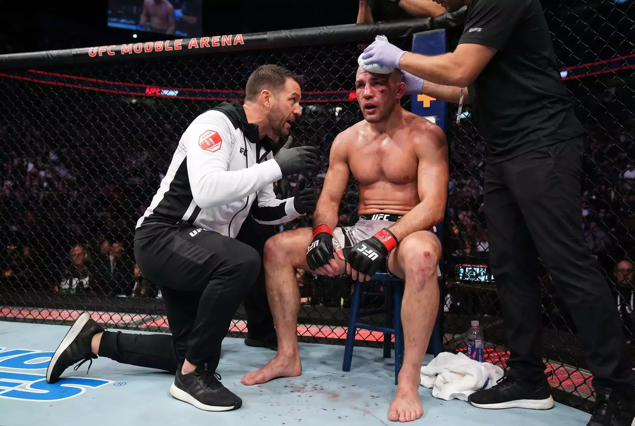 MMA-Kämpfer erhält Anweisungen von seinem Trainer in der Rundenpause