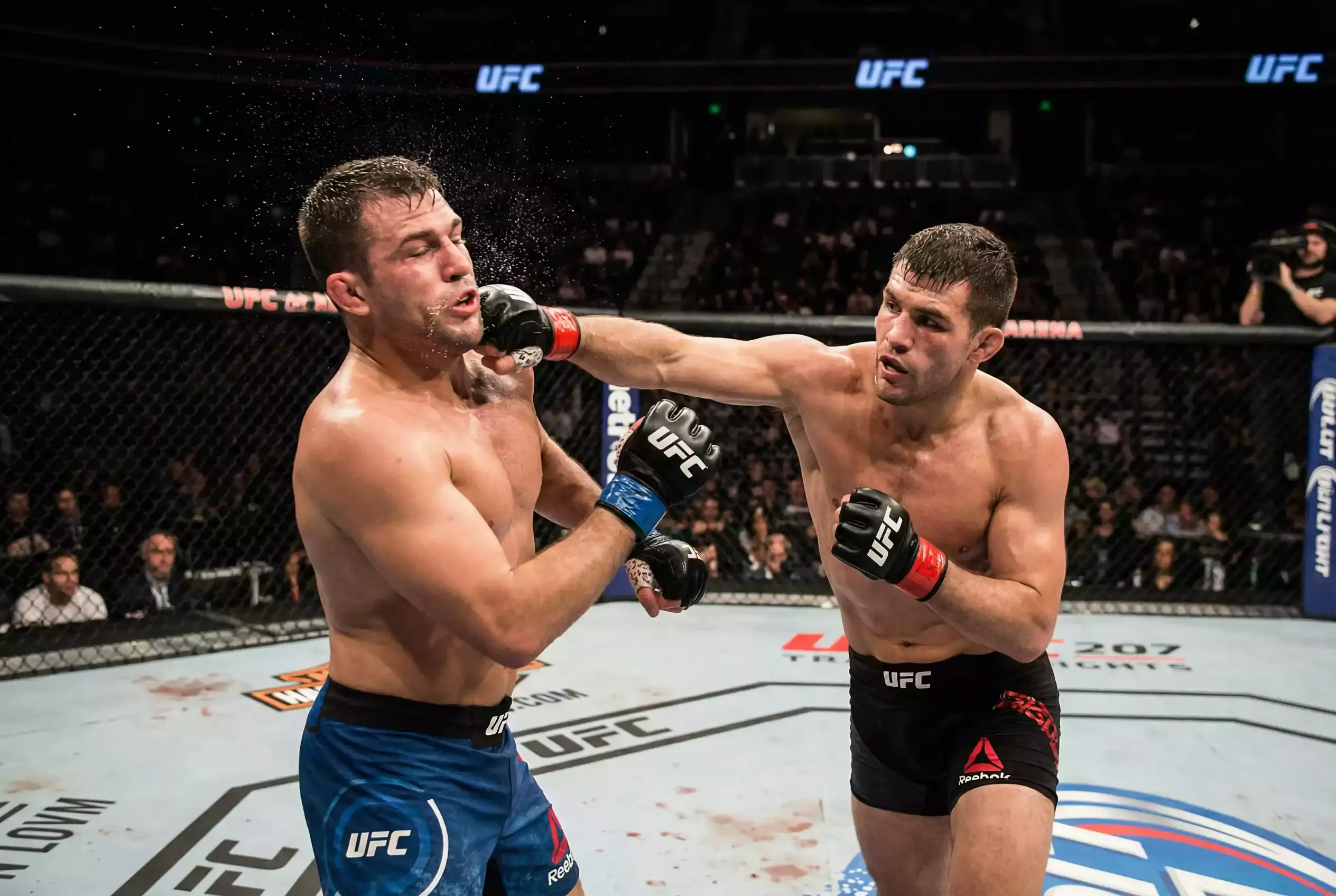 MMA-Kämpfer führt kraftvollen Schlag im Octagon aus