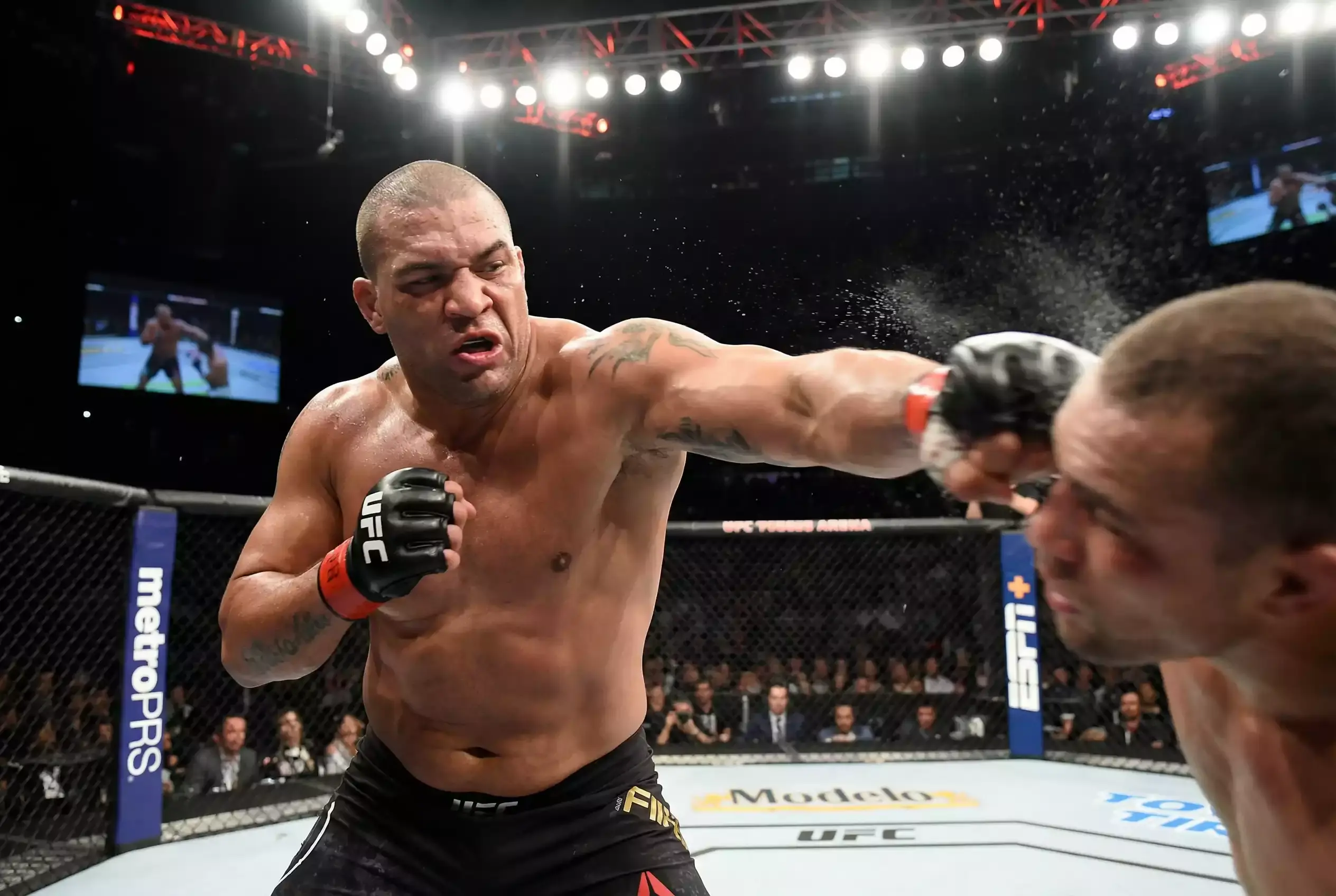 Kraftvoller Schwergewichts-MMA-Kämpfer im Octagon