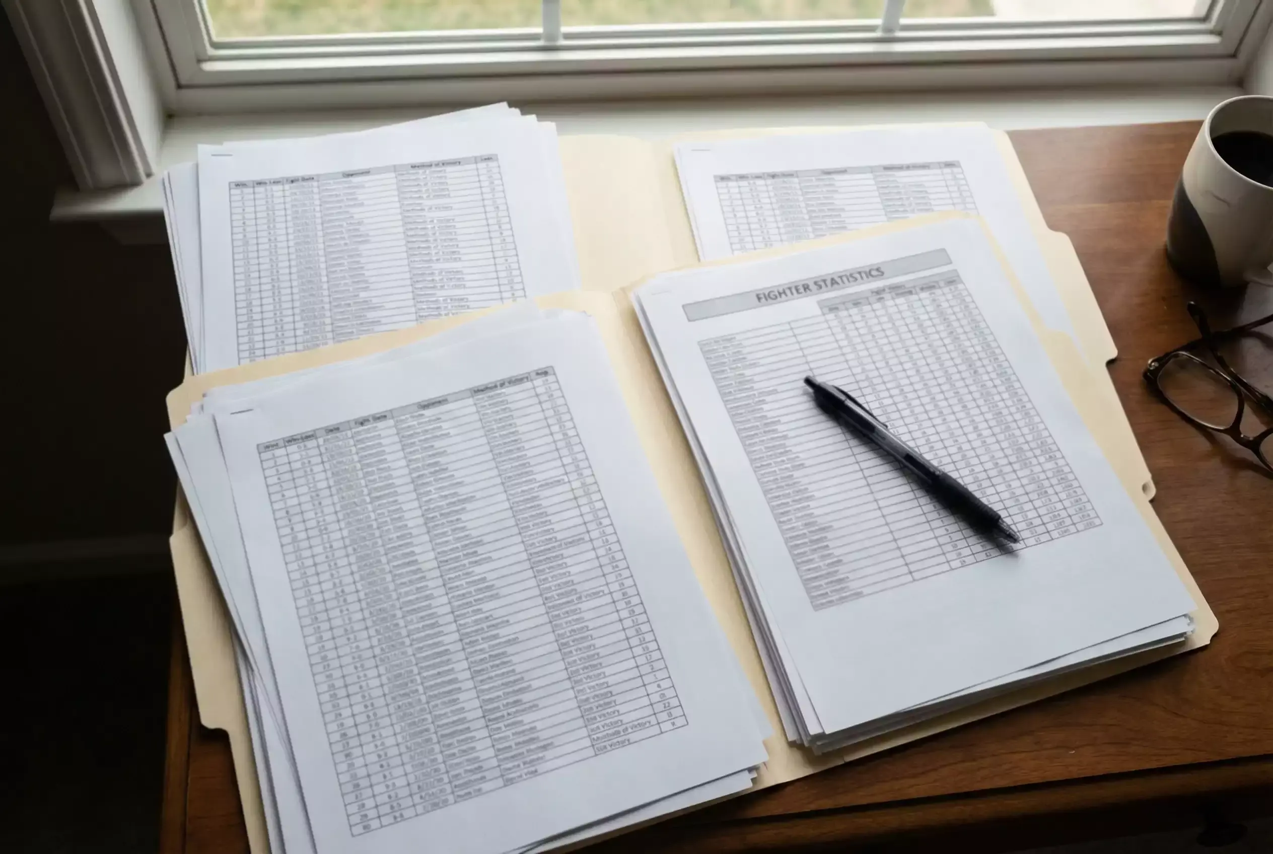 Detaillierte Kampfstatistiken auf ausgedruckten Dokumenten