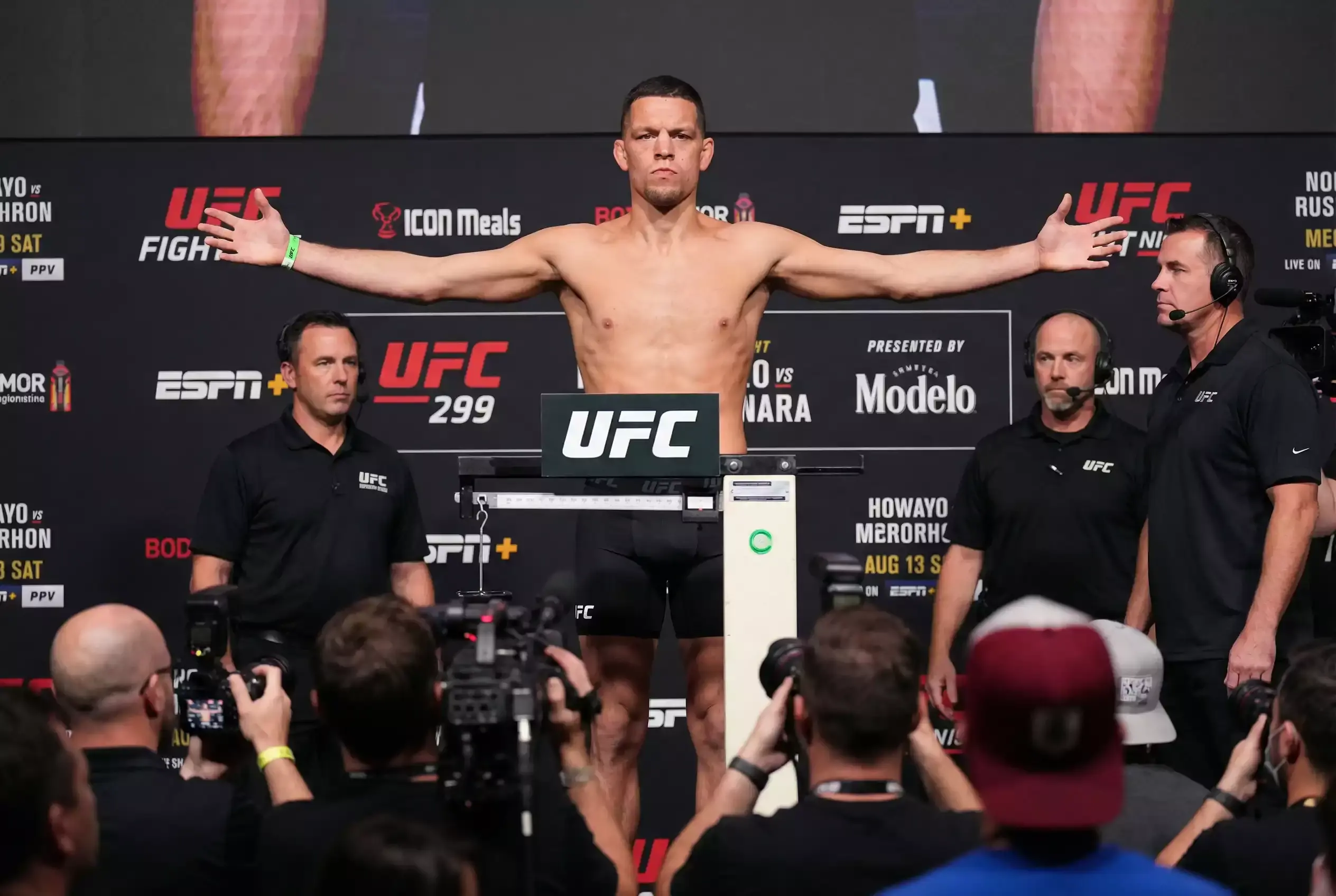 MMA-Kämpfer beim offiziellen Wiegen vor dem Kampf