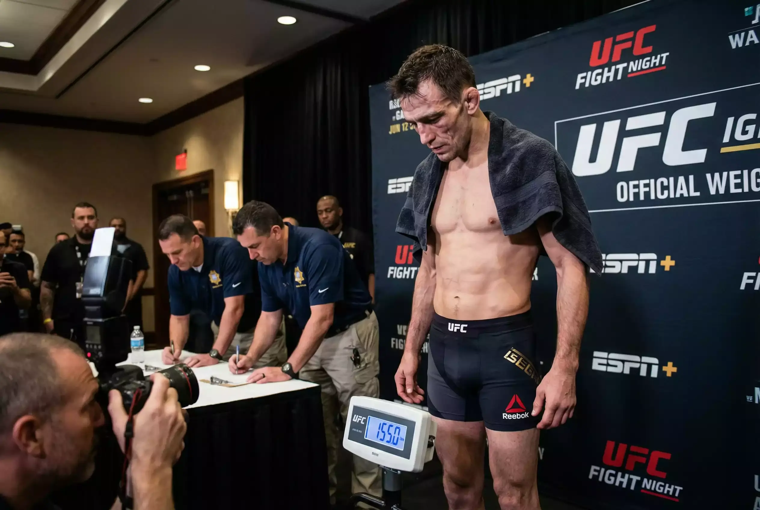 MMA-Kämpfer beim offiziellen Wiegen auf der Bühne