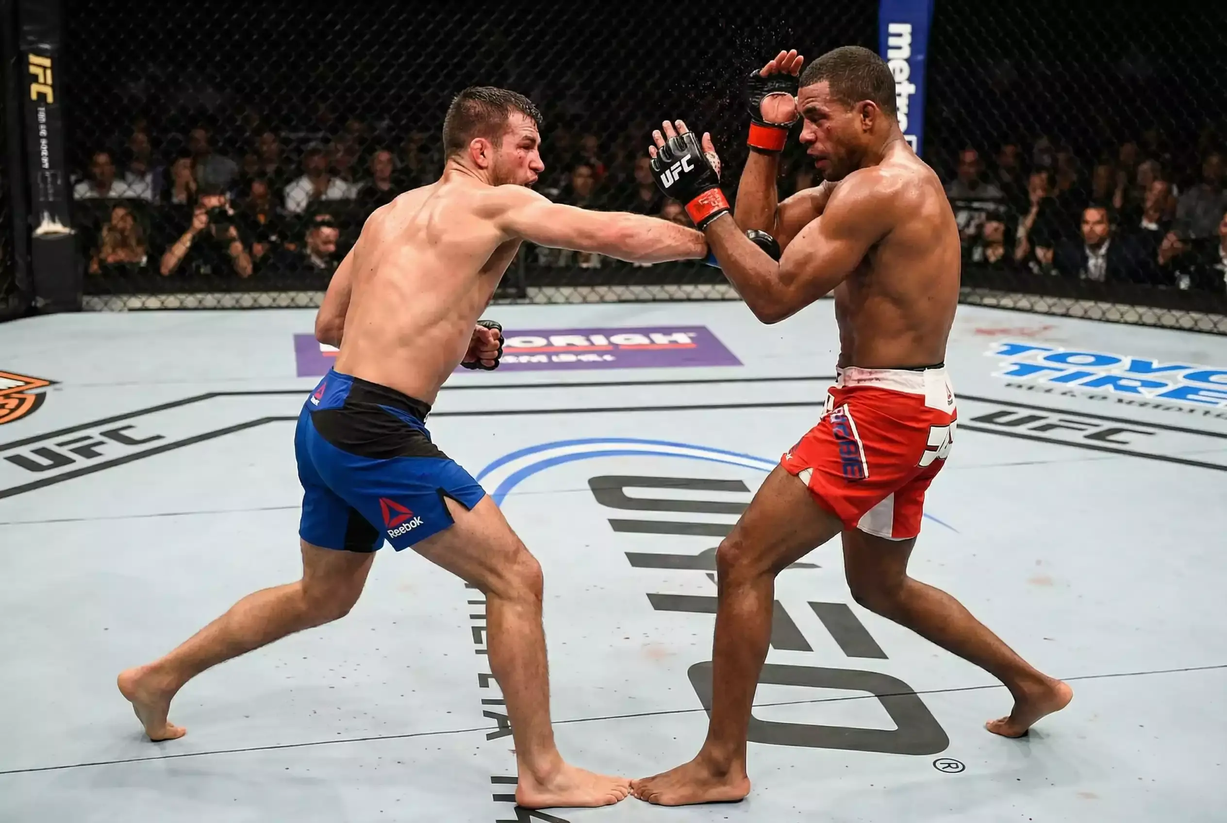 Zwei athletische MMA-Kämpfer im dynamischen Schlagabtausch